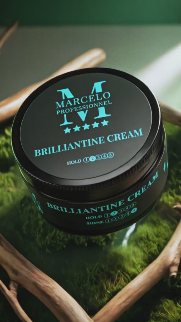 Video laden: 3xMarcelo BRILLIANTINE CREAM 150ml  perfekt vor locken und natürliche Styling,  flexibel Glanz und seidige Weichheit verleiht. Seine spezielle Formel nährt, befeuchtet das Haar und beugt Elektrisierung vor.